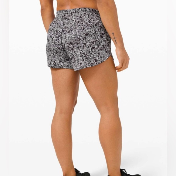 Lululemon Tracker Short V 4” – Sporadic Black Rhino Grey Size 4 - Picture 3 of 8